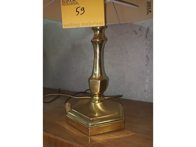 Lot 59 - koperen lamp - afbeelding 2 van  4