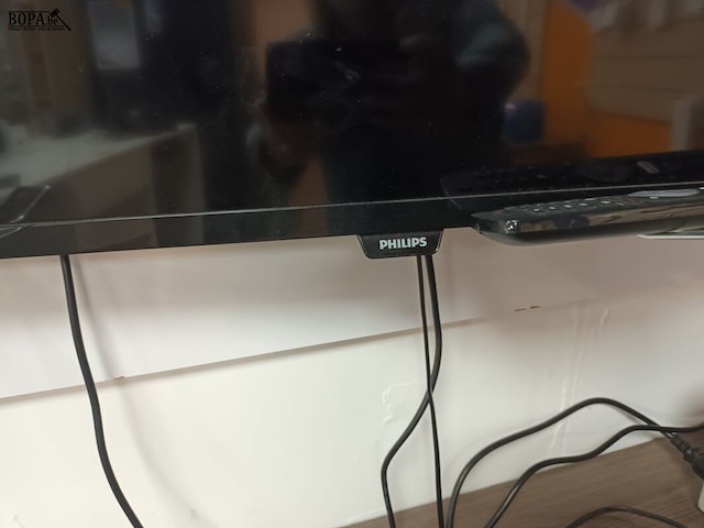Lot 59 - led tv philips - afbeelding 2 van  3