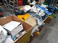 Lot 59 - materiaal voor elektrische installaties - afbeelding 1 van  9