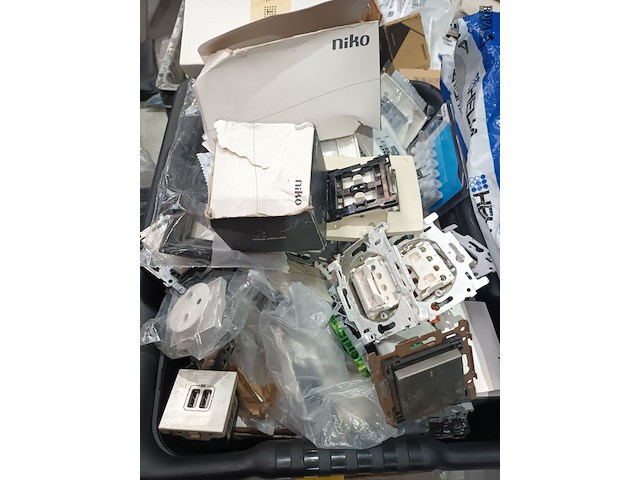 Lot 59 - materiaal voor elektrische installaties - afbeelding 4 van  9