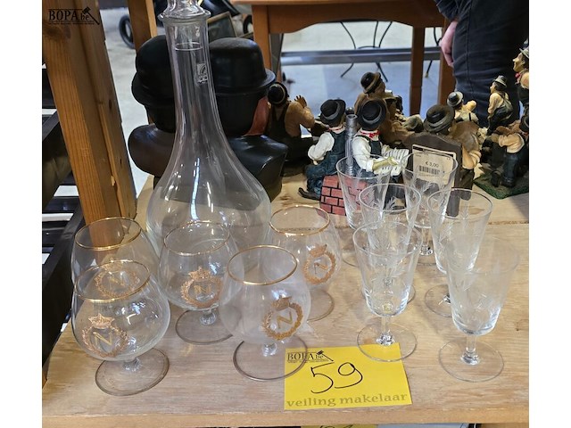 Lot 59 - napoleon en likeur glazen en karaf - afbeelding 1 van  4