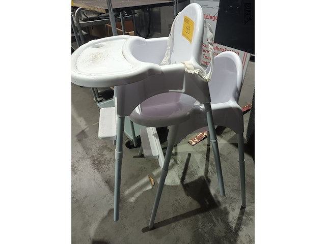 Lot 59 - pvc kinderstoel. 2 stuks - afbeelding 2 van  3