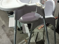 Lot 59 - pvc kinderstoel. 2 stuks - afbeelding 2 van  3