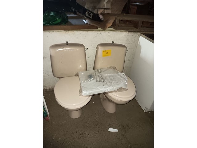 Lot 59 - toilet. 2 stuks - afbeelding 1 van  3