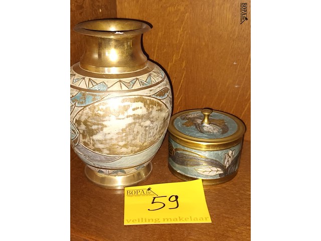 Lot 59 - vaas en dekselpot in messing - afbeelding 1 van  3