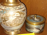 Lot 59 - vaas en dekselpot in messing - afbeelding 1 van  3