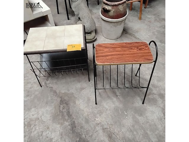 Lot 59 - vintage bijzettafel met lectuurbak - 2 stuks - afbeelding 1 van  4
