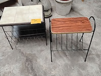 Lot 59 - vintage bijzettafel met lectuurbak - 2 stuks - afbeelding 1 van  4