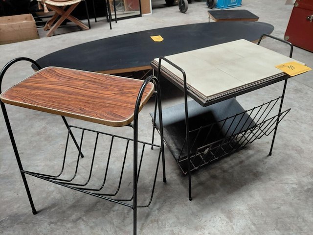Lot 59 - vintage bijzettafel met lectuurbak - 2 stuks - afbeelding 2 van  4