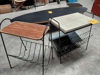 Lot 59 - vintage bijzettafel met lectuurbak - 2 stuks - afbeelding 2 van  4