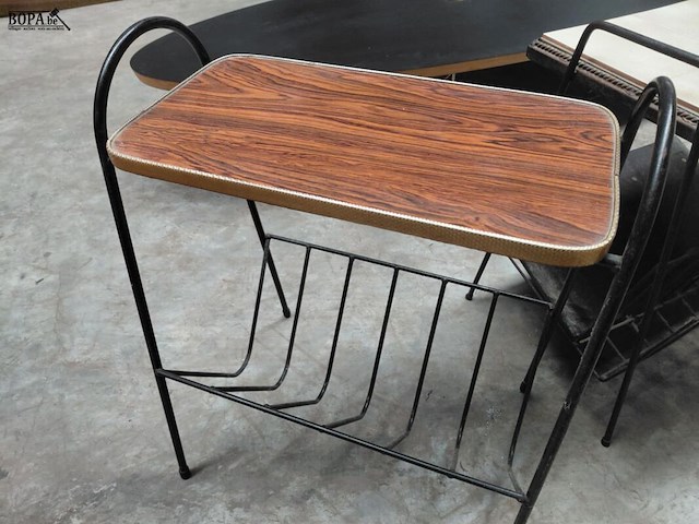 Lot 59 - vintage bijzettafel met lectuurbak - 2 stuks - afbeelding 3 van  4