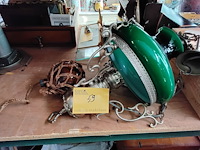 Lot 59 - vintage petroleumlamp en cognac gauthier verzamelitem in tou - afbeelding 1 van  1