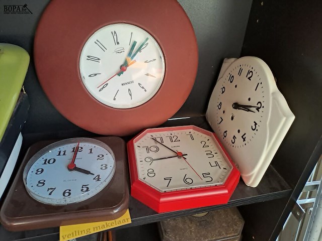 Lot 59 - vintage weegschalen en wandklokken - afbeelding 1 van  6