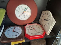 Lot 59 - vintage weegschalen en wandklokken - afbeelding 1 van  6