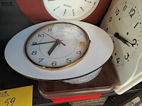 Lot 59 - vintage weegschalen en wandklokken - afbeelding 2 van  6