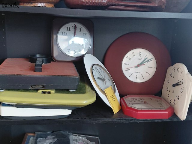 Lot 59 - vintage weegschalen en wandklokken - afbeelding 3 van  6