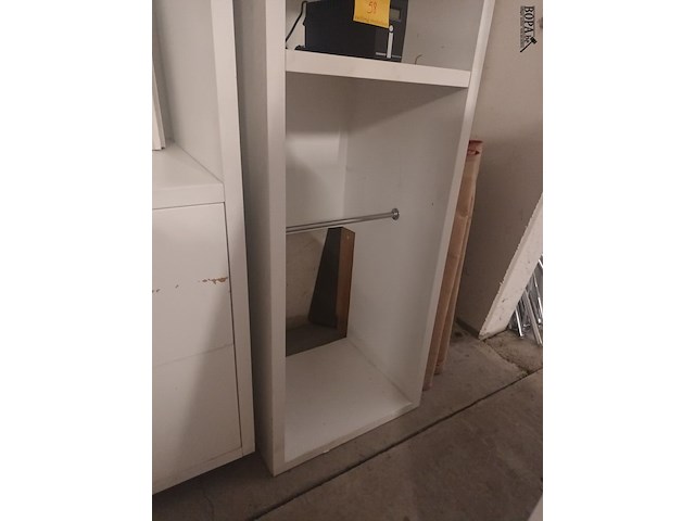 Lot 59 - winkel wandkast - afbeelding 2 van  3