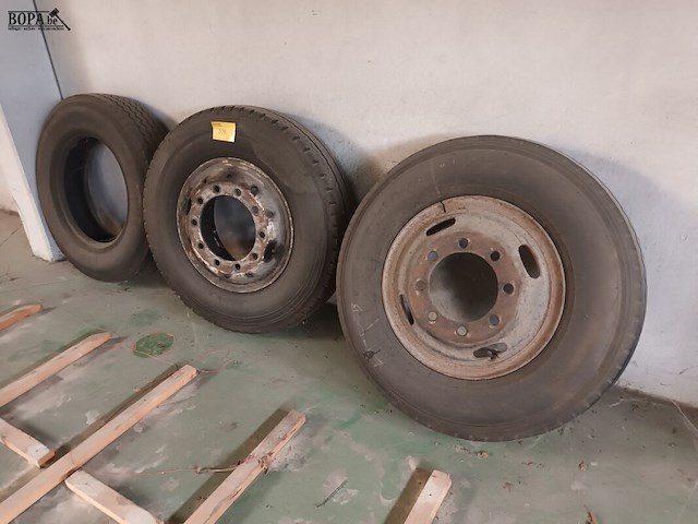 Lot 591 - banden. 3 stuks - afbeelding 1 van  4
