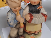 Lot 592 - beeldje goebel - afbeelding 1 van  3