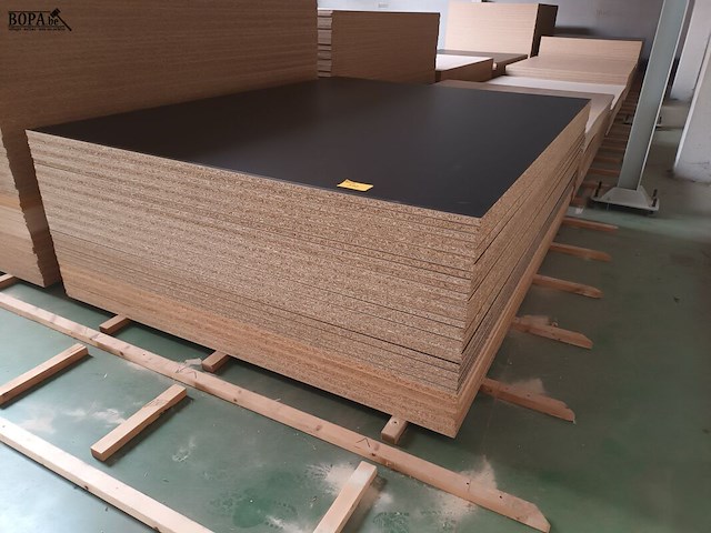 Lot 592 - melamine panelen. 33 stuks - afbeelding 1 van  3