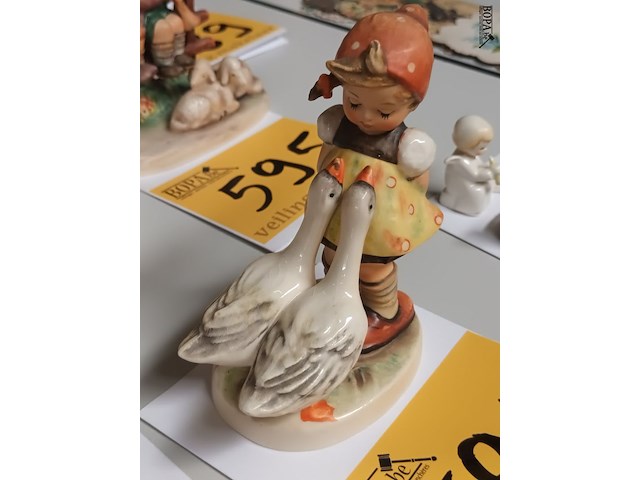 Lot 594 - beeldje goebel - afbeelding 2 van  3