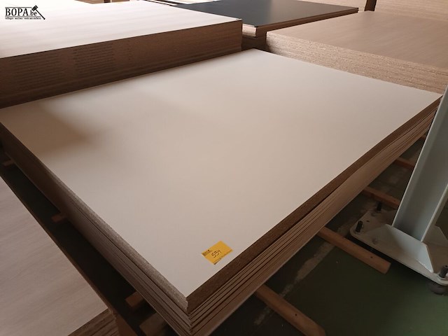 Lot 594 - melamine panelen. 34 stuks - afbeelding 1 van  4