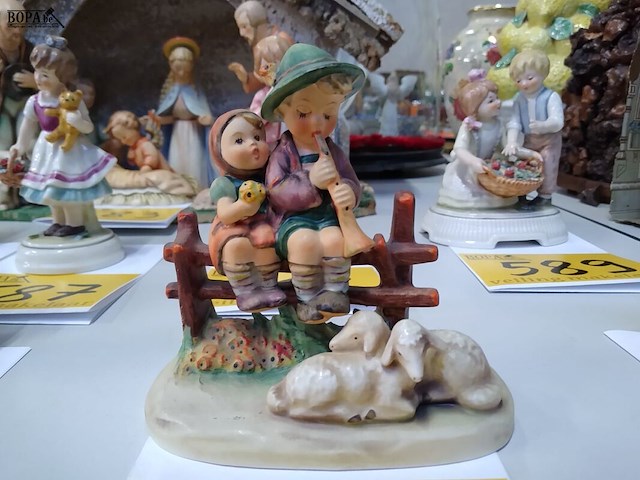 Lot 595 - beeldje goebel - afbeelding 3 van  4