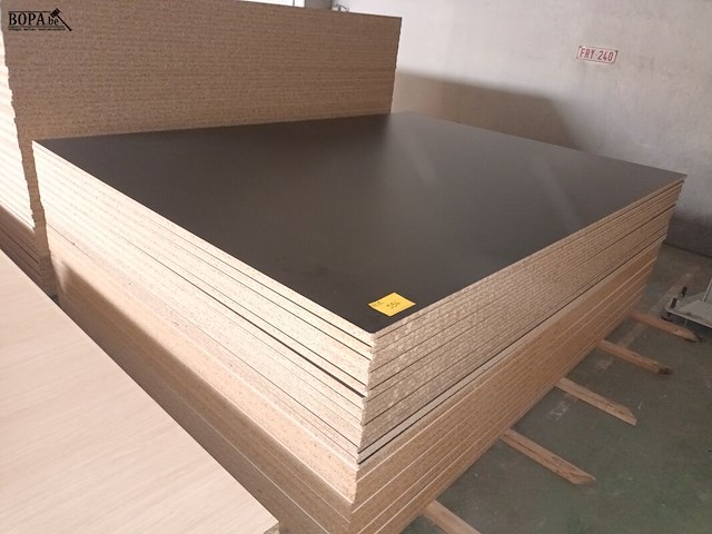 Lot 596 - melamine panelen. 35 stuks - afbeelding 1 van  4