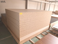 Lot 597 - melamine panelen. 74 stuks - afbeelding 1 van  4