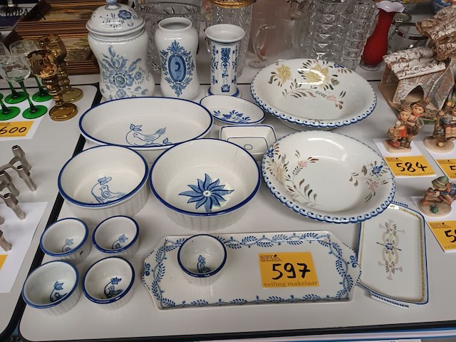 Lot 597 - vazen en schalen portugal. 17 stuks - afbeelding 1 van  7
