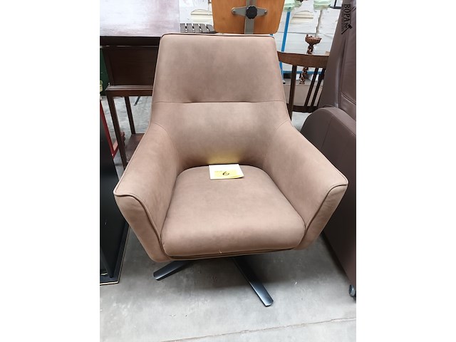 Lot 6 - armstoel op draaipoot - afbeelding 1 van  4