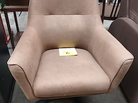 Lot 6 - armstoel op draaipoot