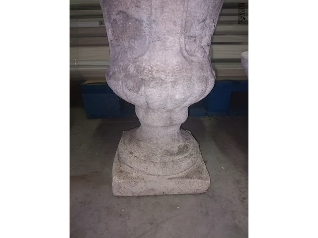 Lot 6 - betonnen tuinvaas - afbeelding 2 van  4