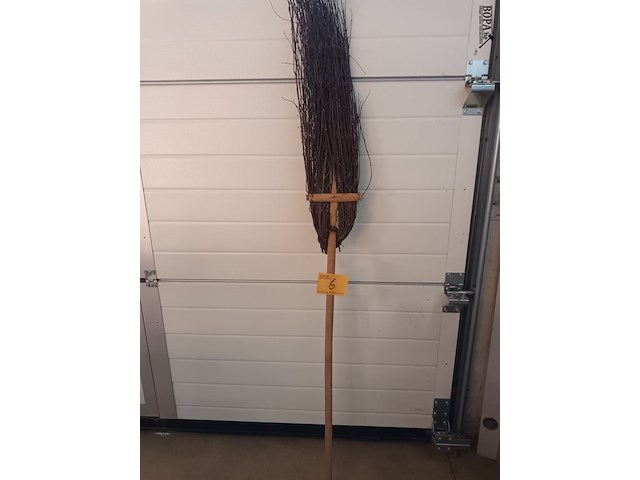 Lot 6 - bezem met houten stok - afbeelding 1 van  2