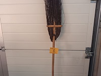 Lot 6 - bezem met houten stok
