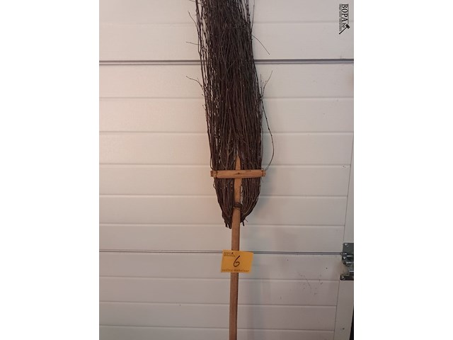 Lot 6 - bezem met houten stok - afbeelding 2 van  2