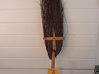 Lot 6 - bezem met houten stok - afbeelding 2 van  2
