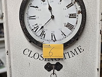 Lot 6 - decoratieve klok met bel op witte kader