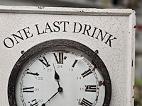 Lot 6 - decoratieve klok met bel op witte kader - afbeelding 2 van  4