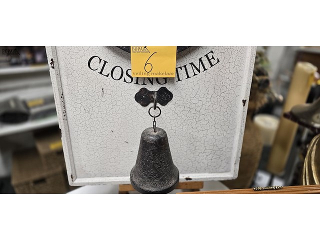 Lot 6 - decoratieve klok met bel op witte kader - afbeelding 3 van  4