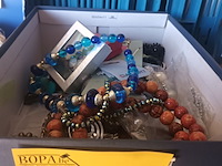 Lot 6 - doos met fantasie juwelen