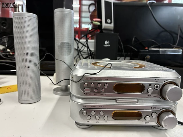 Lot 6 - fm radio cd compact disc player - afbeelding 1 van  6