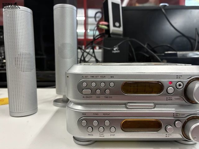 Lot 6 - fm radio cd compact disc player - afbeelding 6 van  6