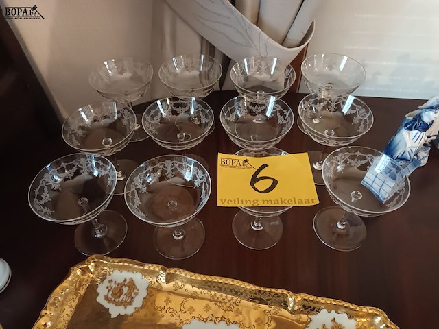 Lot 6 - gegraveerde champagne glazen. 12 stuks - afbeelding 1 van  3