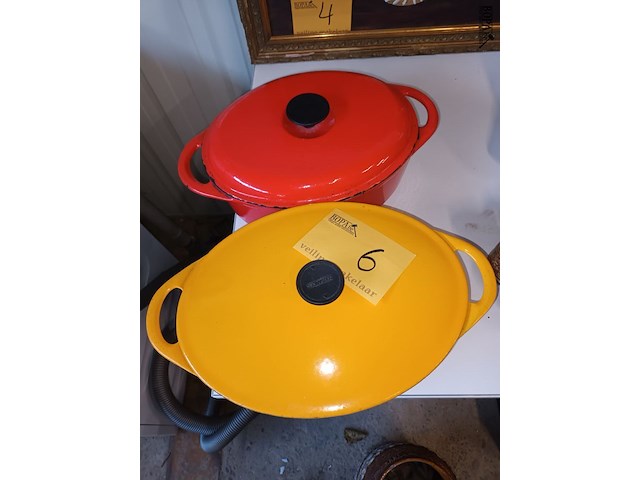 Lot 6 - gietijzeren kookpotten. 2 stuks - afbeelding 1 van  5