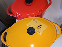 Lot 6 - gietijzeren kookpotten. 2 stuks