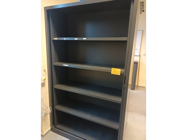 Lot 6 - hoge roldeurkast - afbeelding 1 van  2