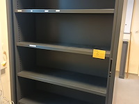 Lot 6 - hoge roldeurkast - afbeelding 1 van  2