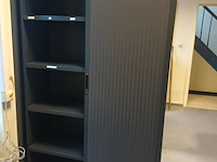 Lot 6 - hoge roldeurkast - afbeelding 2 van  2