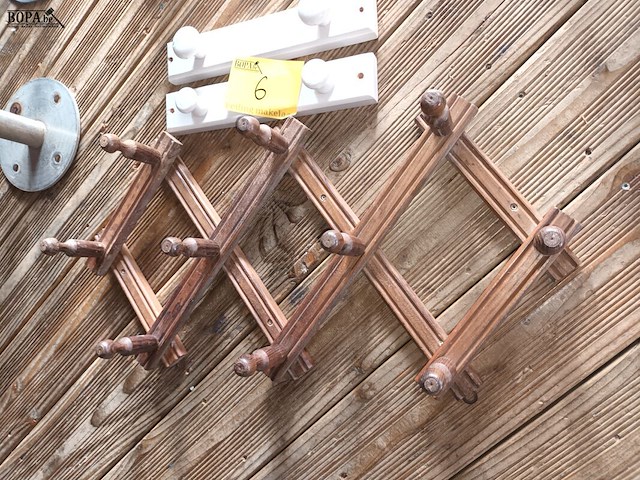 Lot 6 - houten kapstok. 3 stuks - afbeelding 1 van  3